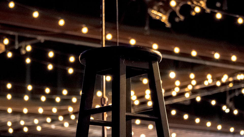 Escenario elegante preparado para un monólogo en Barcelona